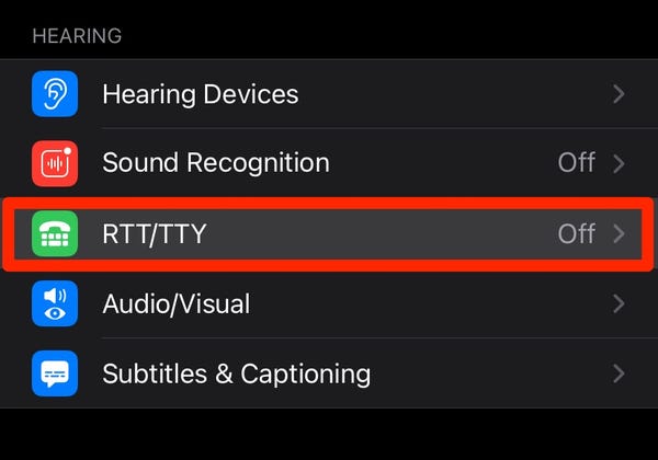 RTT è elencato tra le opzioni di accessibilità all'udito su iPhone.