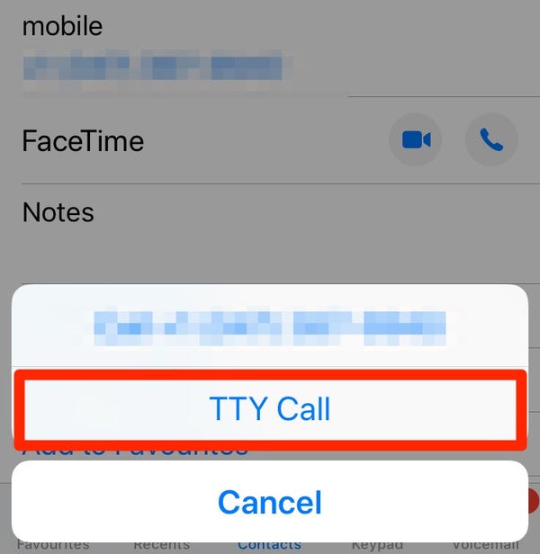 Il pulsante di chiamata TTY su iPhone circondato da un riquadro rosso.