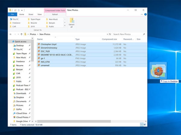 computer Windows con i file trascinati da una cartella sul desktop