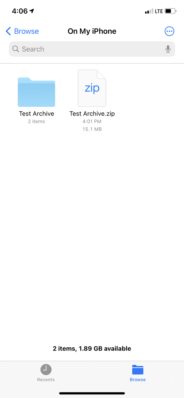 L'app per i file iPhone con due file mostrati, uno dei quali è un file ZIP chiamato "Test Archive" e l'altro è un file decompresso chiamato anche "Test Archive".