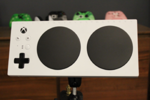 <a href="https://arstechnica.com/gaming/2018/05/xbox-adaptive-controller-a-bold-answer-to-the-tricky-world-of-accessible-gaming/">Microsoft Adaptive Controller</a> è facilmente l'esempio più eclatante di controlli adattivi.