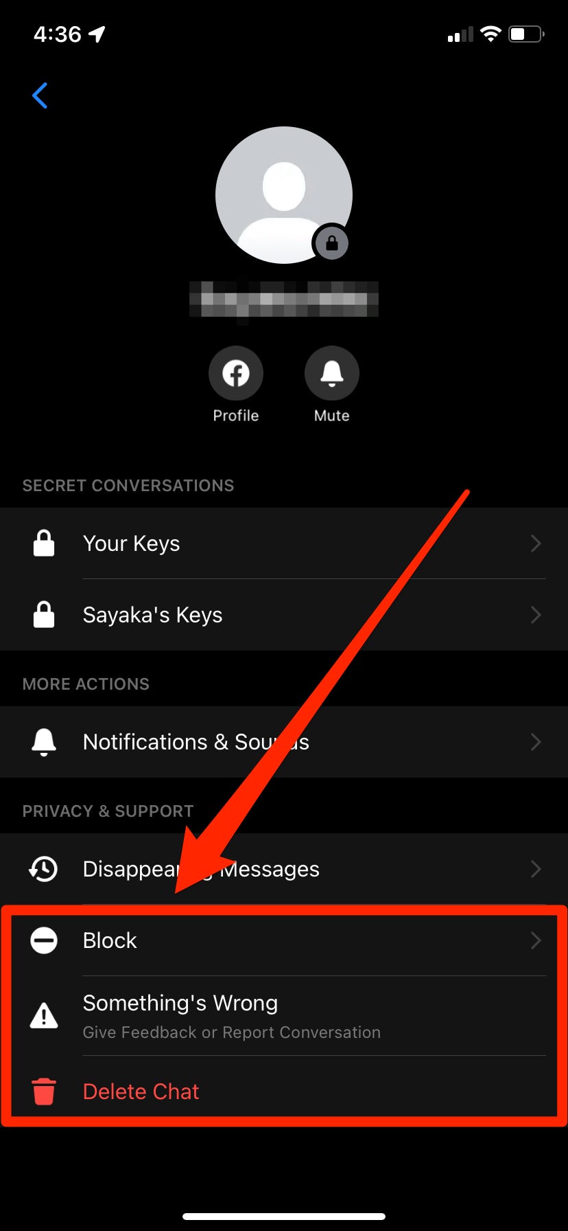 Il menu delle opzioni di una conversazione segreta nell'app di messaggistica per iPhone. Le opzioni "Blocca", "Qualcosa non va" e "Elimina chat" sono evidenziate.