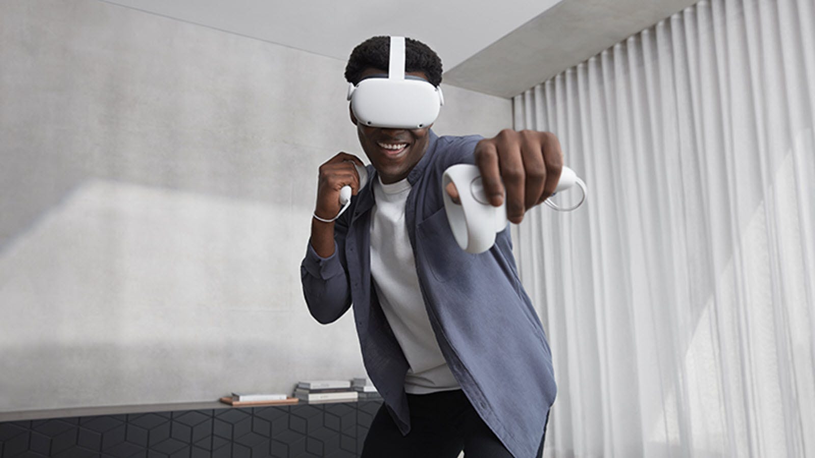 Uomo in un auricolare VR in posa con il braccio fuori.