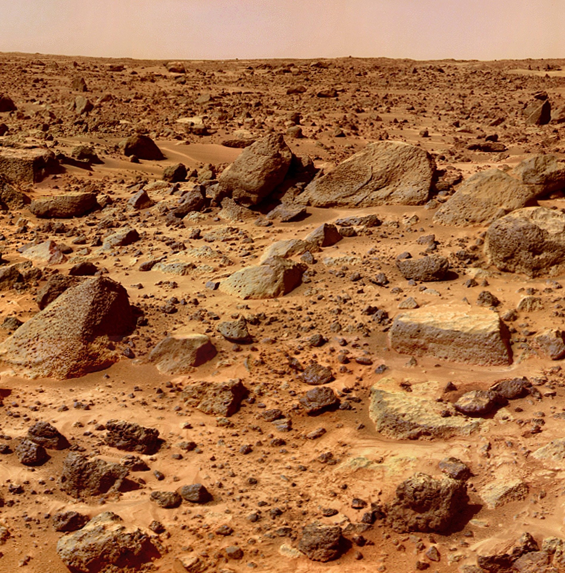 La secca superficie rocciosa e sabbiosa arancione di Marte
