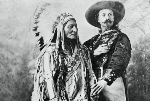 Toro Seduto e Buffalo Bill Cody, fotografati ca. 1880 a Montreal, Canada.