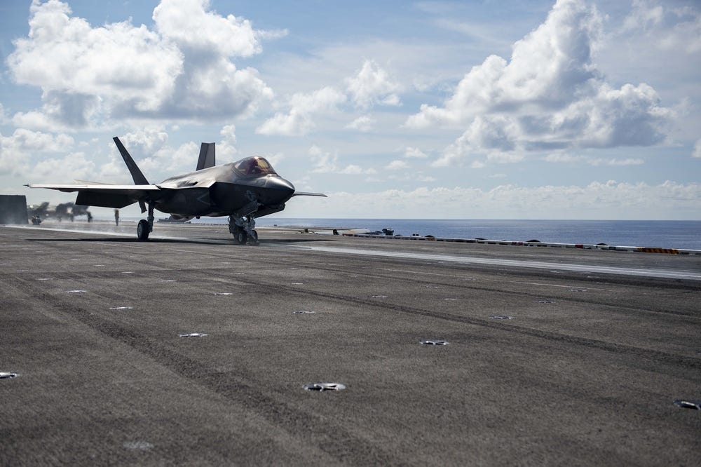 Un F-35C Lightning II, assegnato agli “Argonauts” dello Strike Fight Squadron (VFA) 147, si lancia fuori dal ponte di volo a bordo della portaerei di classe Nimitz USS Carl Vinson