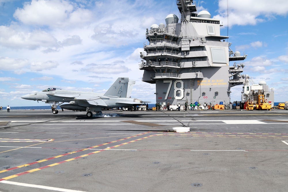 Un Super Hornet F/A-18F assegnato ai "Gladiators" dello Strike Fighter Squadron (VFA) 106 effettua un atterraggio arrestato sul ponte di volo della USS Gerald R. Ford (CVN 78) durante le operazioni di volo nell'Oceano Atlantico.