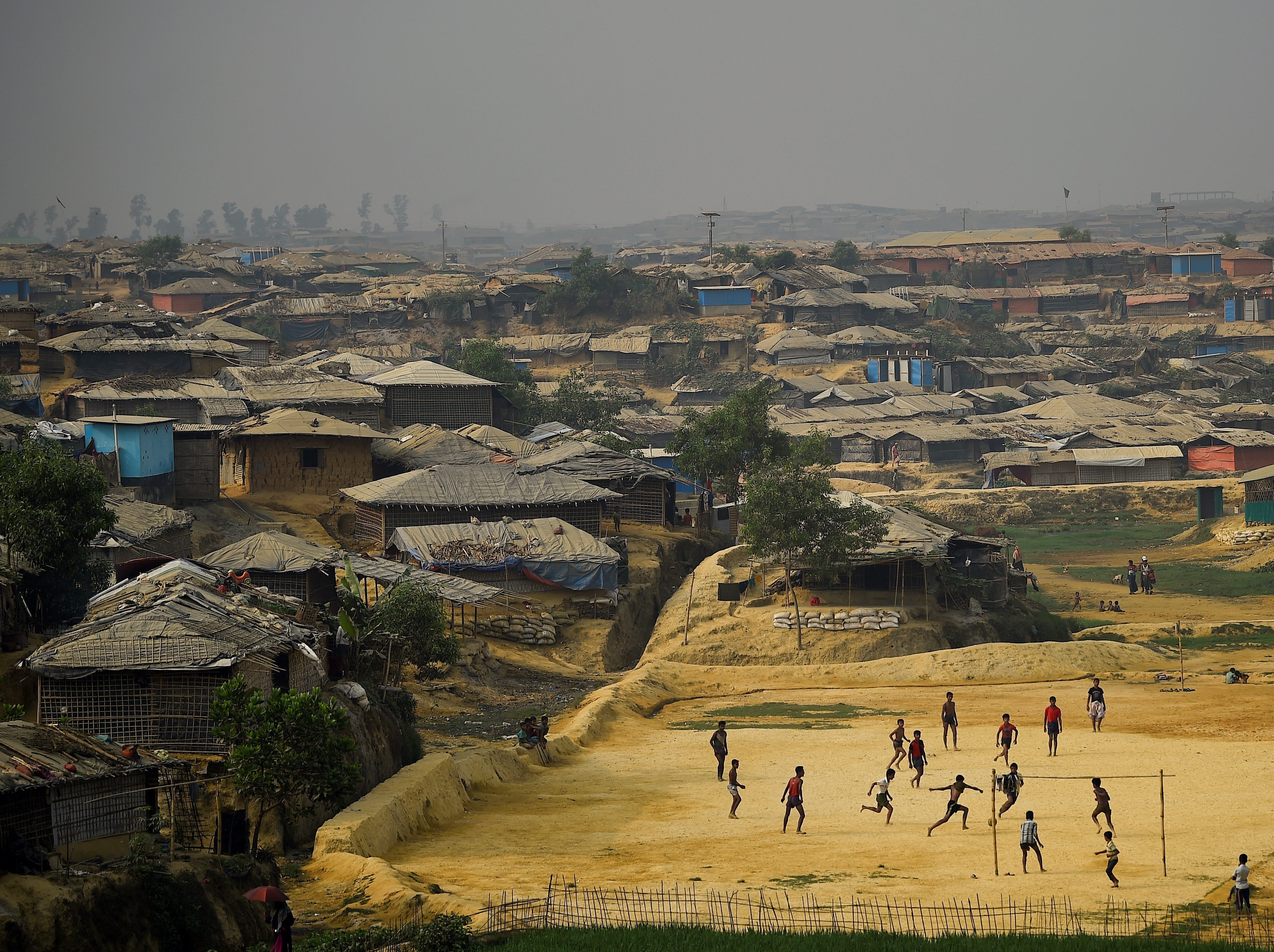 FOTO FILE: I rifugiati Rohingya giocano a calcio nel campo profughi di Kutupalong a Cox's Bazaar, Bangladesh, 27 marzo 2018. REUTERS/Clodagh Kilcoyne 