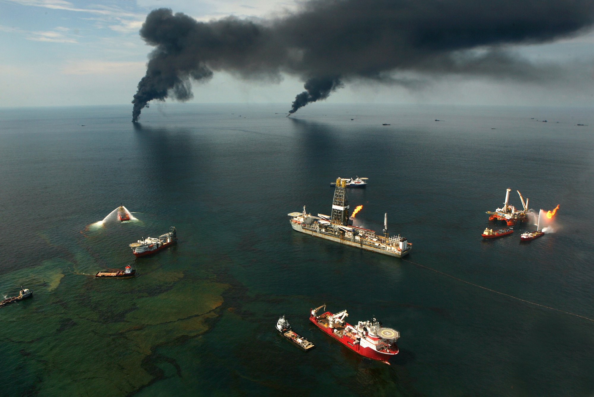 Bruciature di petrolio controllate nel Golfo del Messico come parte degli sforzi di pulizia.