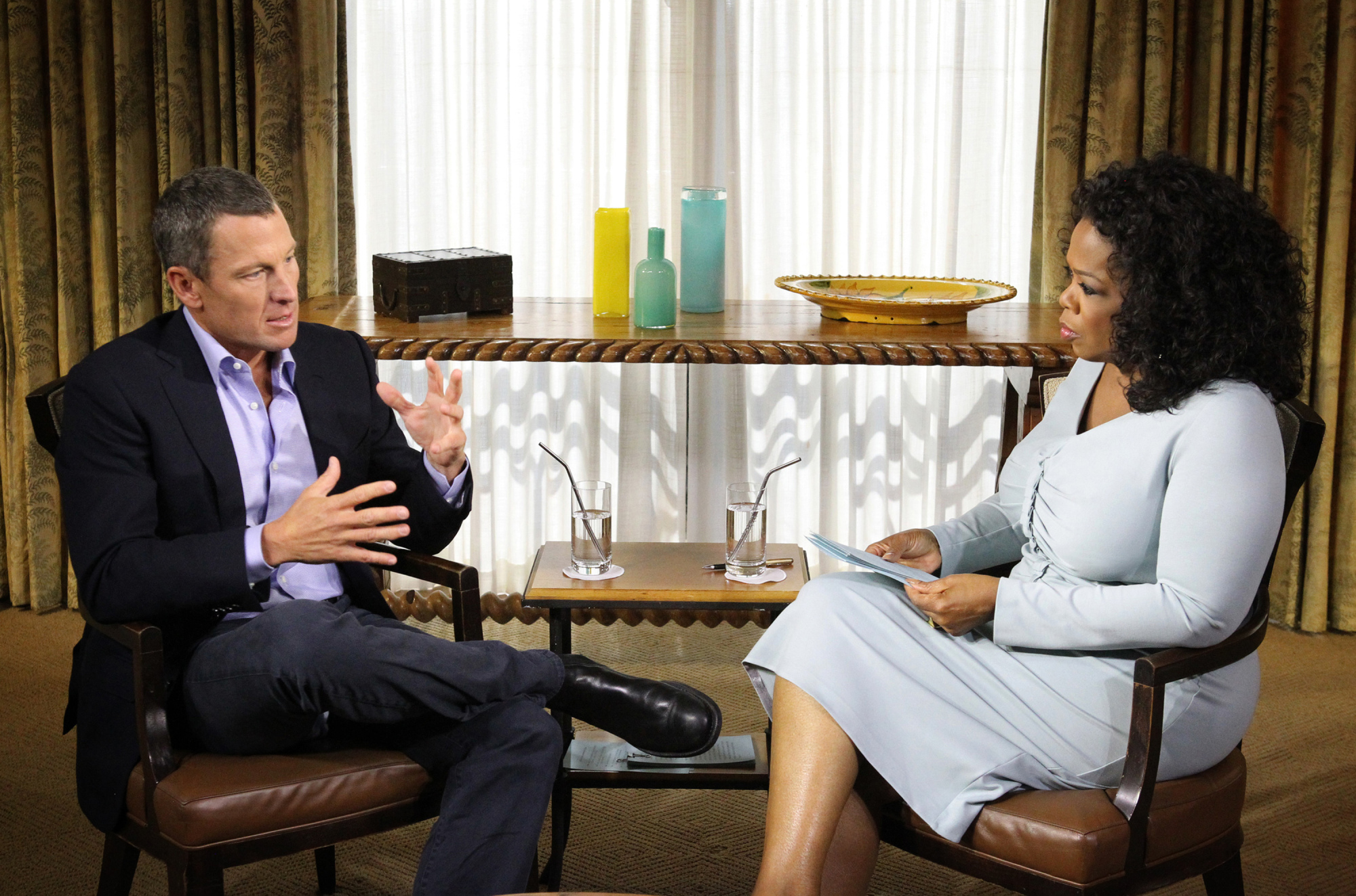 Lance Armstrong ammette pubblicamente di doping in un'intervista con Oprah Winfrey.