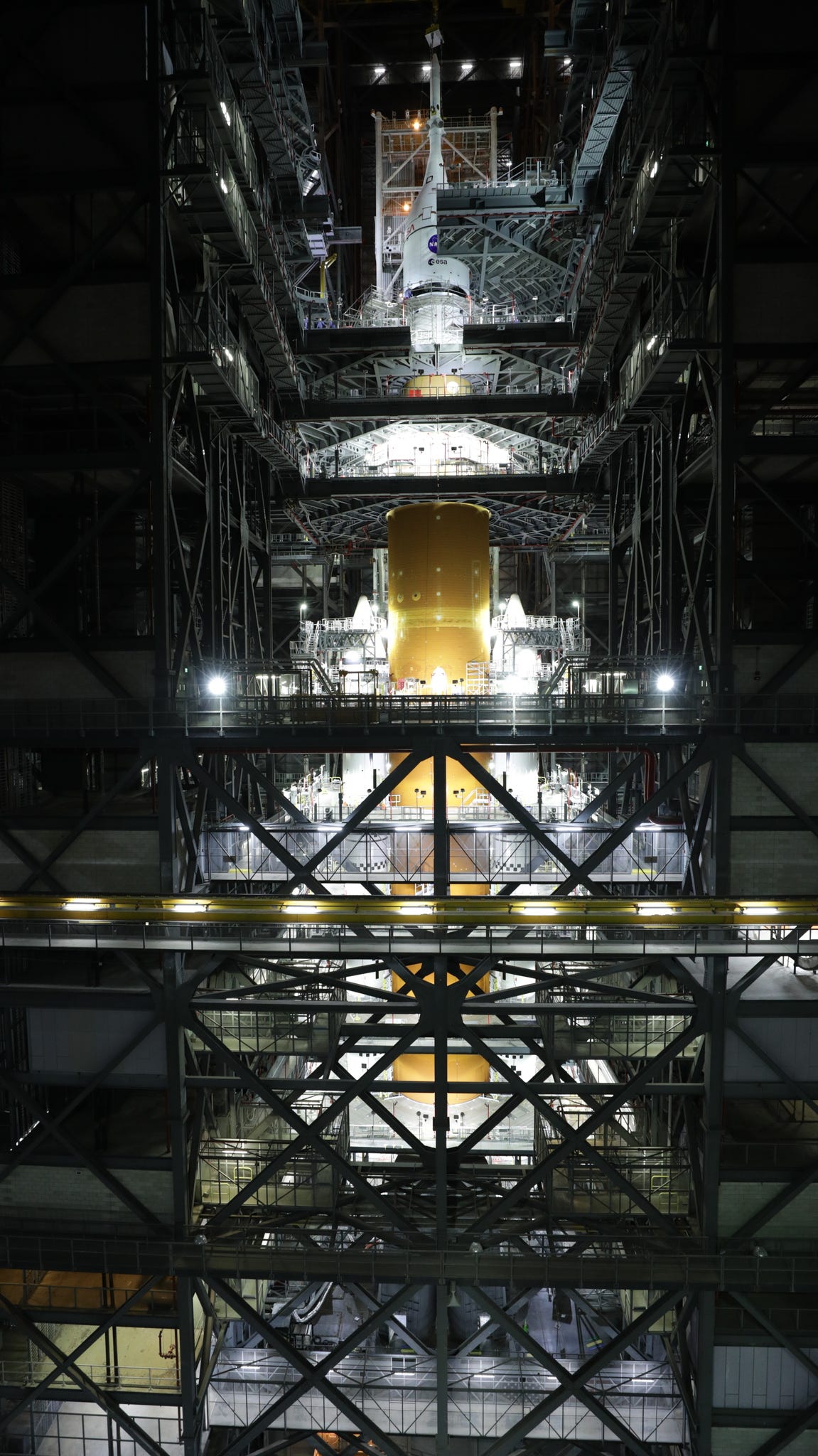 sistema di lancio spaziale alto razzo arancione in piedi all'interno di piattaforme a più livelli