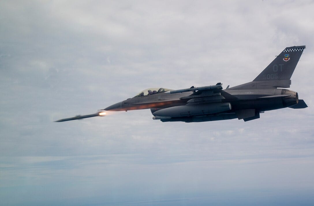 Un F-16 dell'aeronautica americana che spara con un AIM-120 AMRAAM sul golfo vicino a Eglin AFB