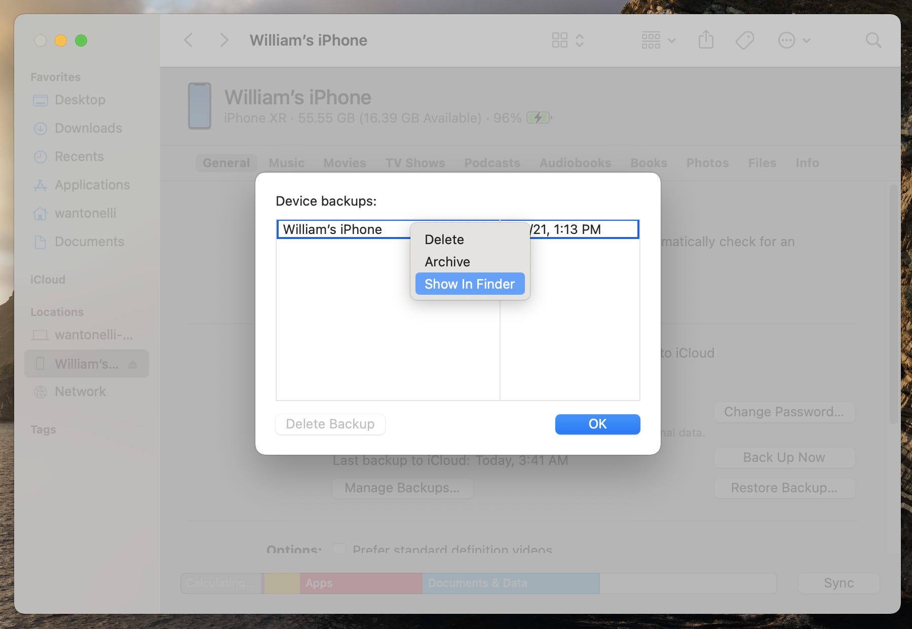 Il menu su un Mac che ti consente di vedere tutti i tuoi backup, con l'opzione "Mostra nel Finder" evidenziata.