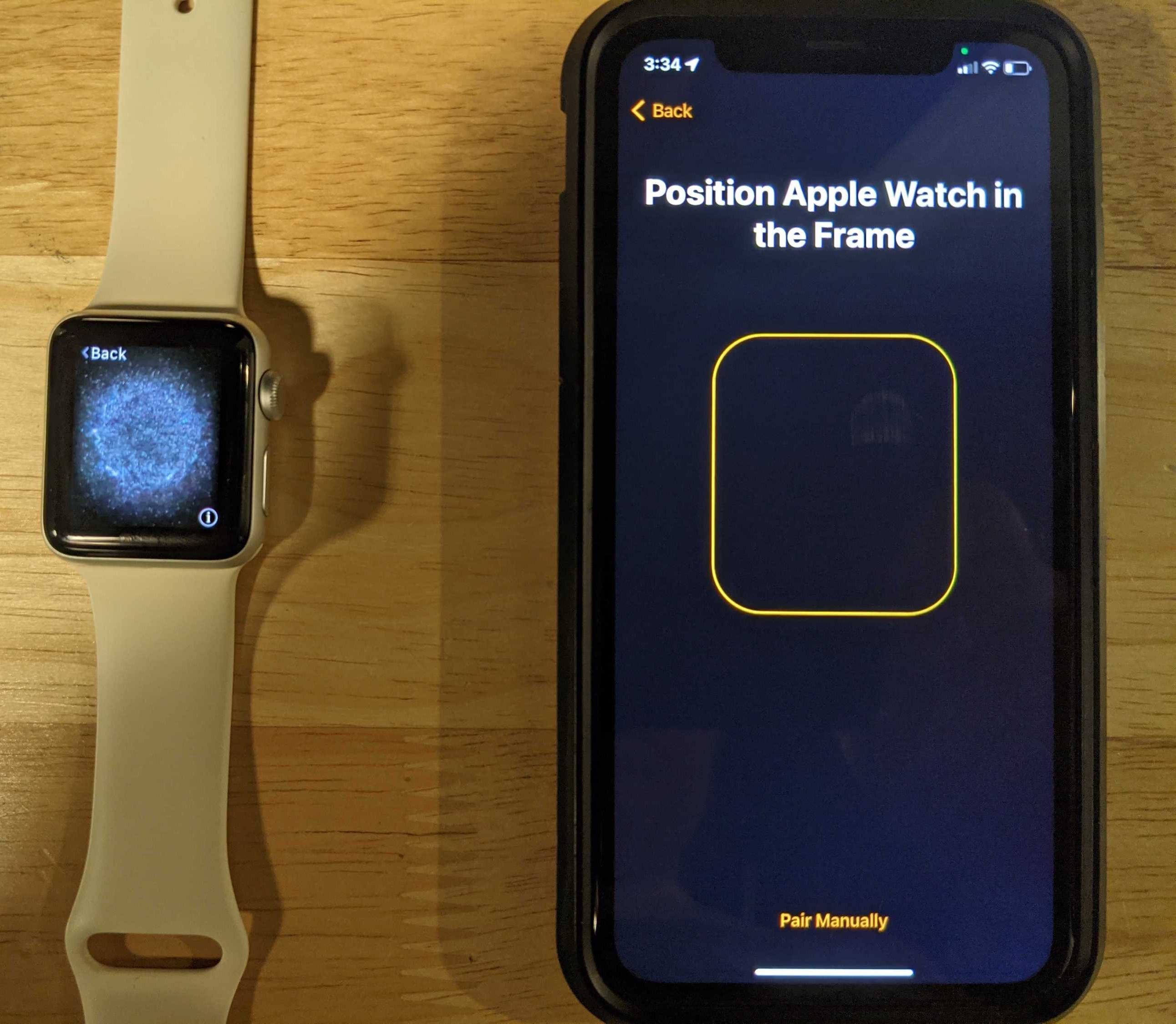 Un Apple Watch e un iPhone pronti per l'accoppiamento.