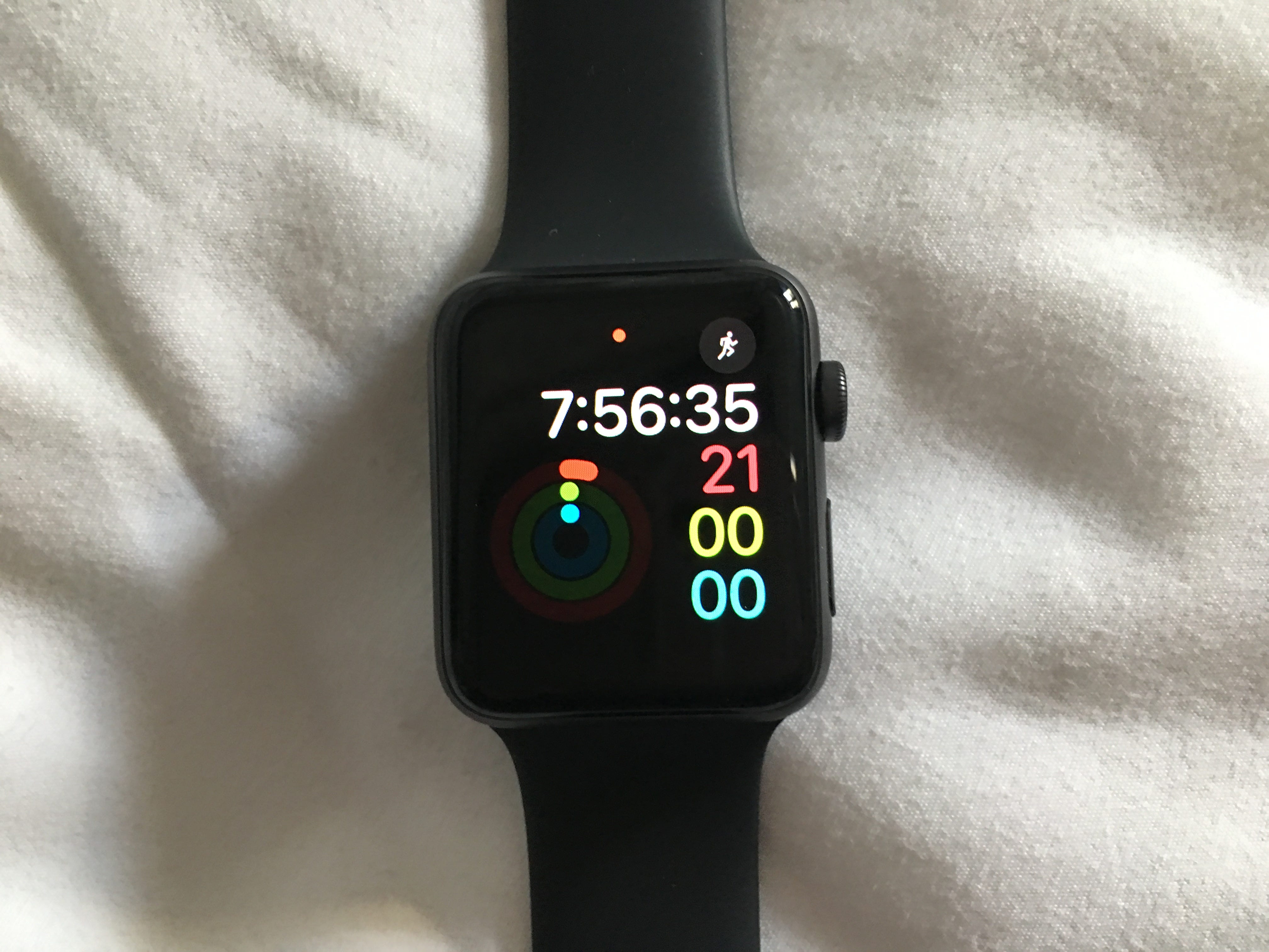 L'app Attività su un Apple Watch, con un punto di notifica rosso in alto.