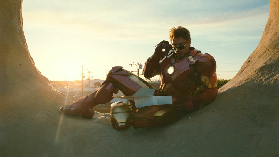 Robert Downey Jr. come Iron Man, vestito di metallo e tutto, sdraiato con alcune ciambelle.