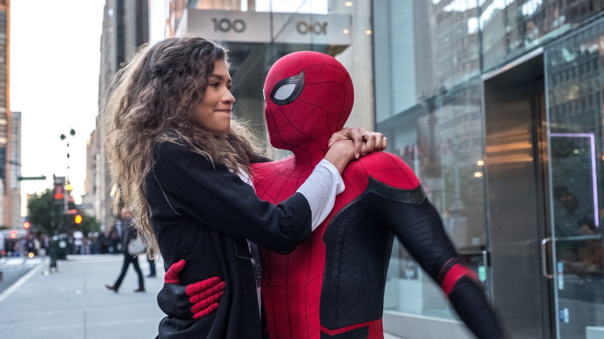 Spider-Man tiene in braccio MJ (Zendaya) per le strade di New York City.