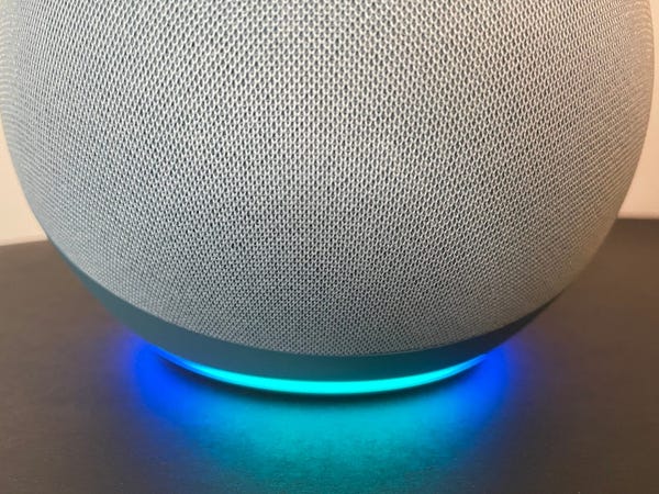 Amazon Echo su una scrivania con luce blu incandescente: il miglior Amazon Echo