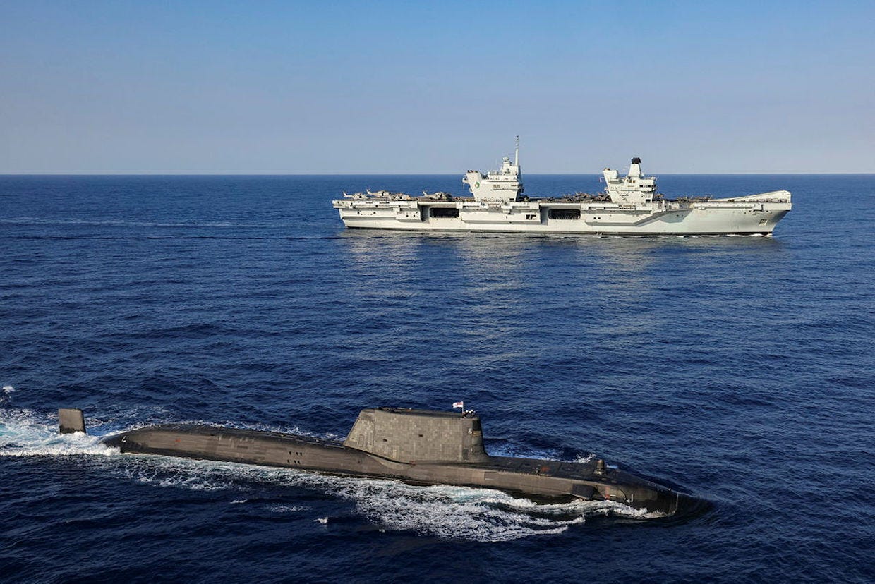 Sottomarino di classe Astute della Royal Navy britannica con portaerei HMS Queen Elizabeth