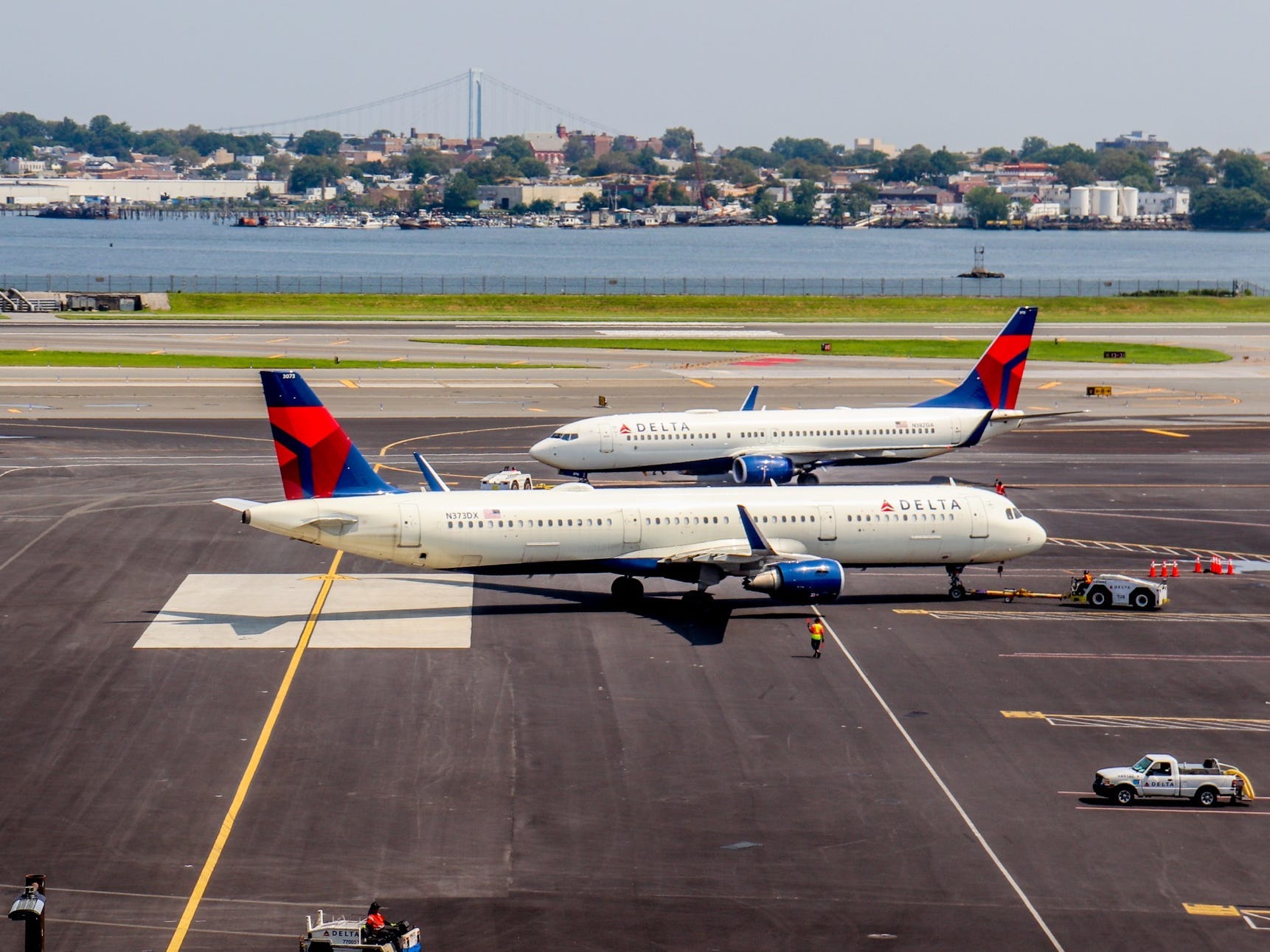 Touring del nuovo terminal di Delta Air Lines all'aeroporto LaGuardia — Delta Hard Hat Tour 2021