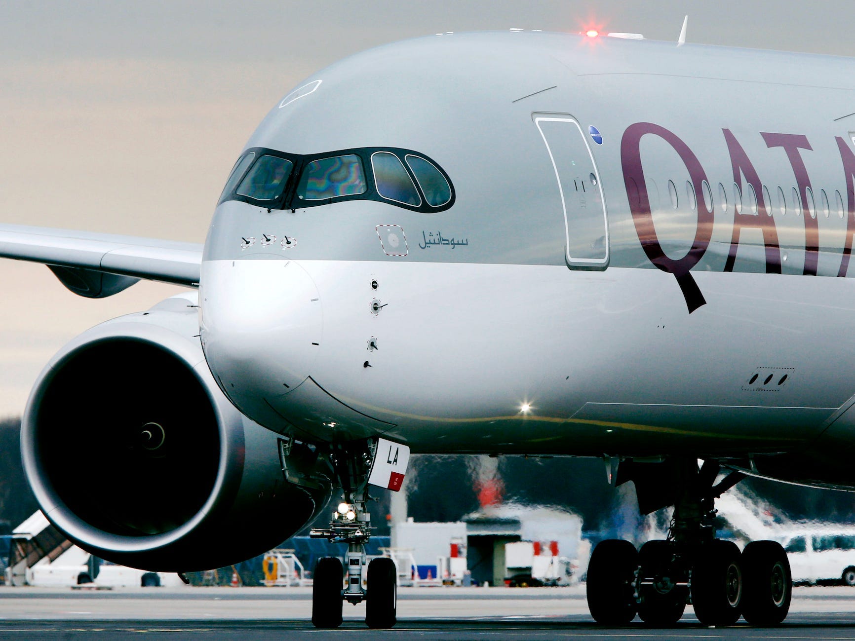 La parte anteriore di un aereo Qatar Airways.