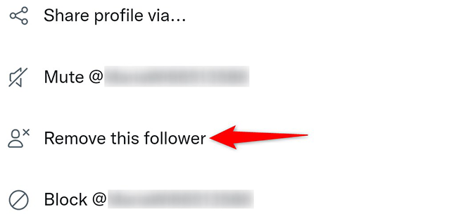 Tocca "Rimuovi questo follower" nel menu a tre punti.