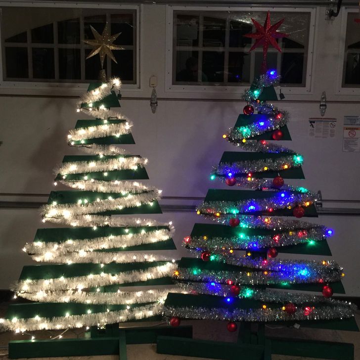 Più di 15 persone che hanno realizzato i loro alberi di Natale con gli scarti