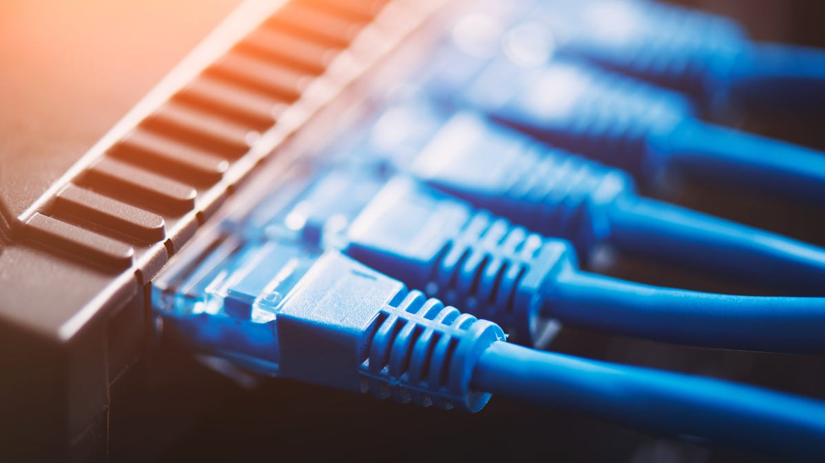 Diversi cavi Ethernet collegati a un router Internet