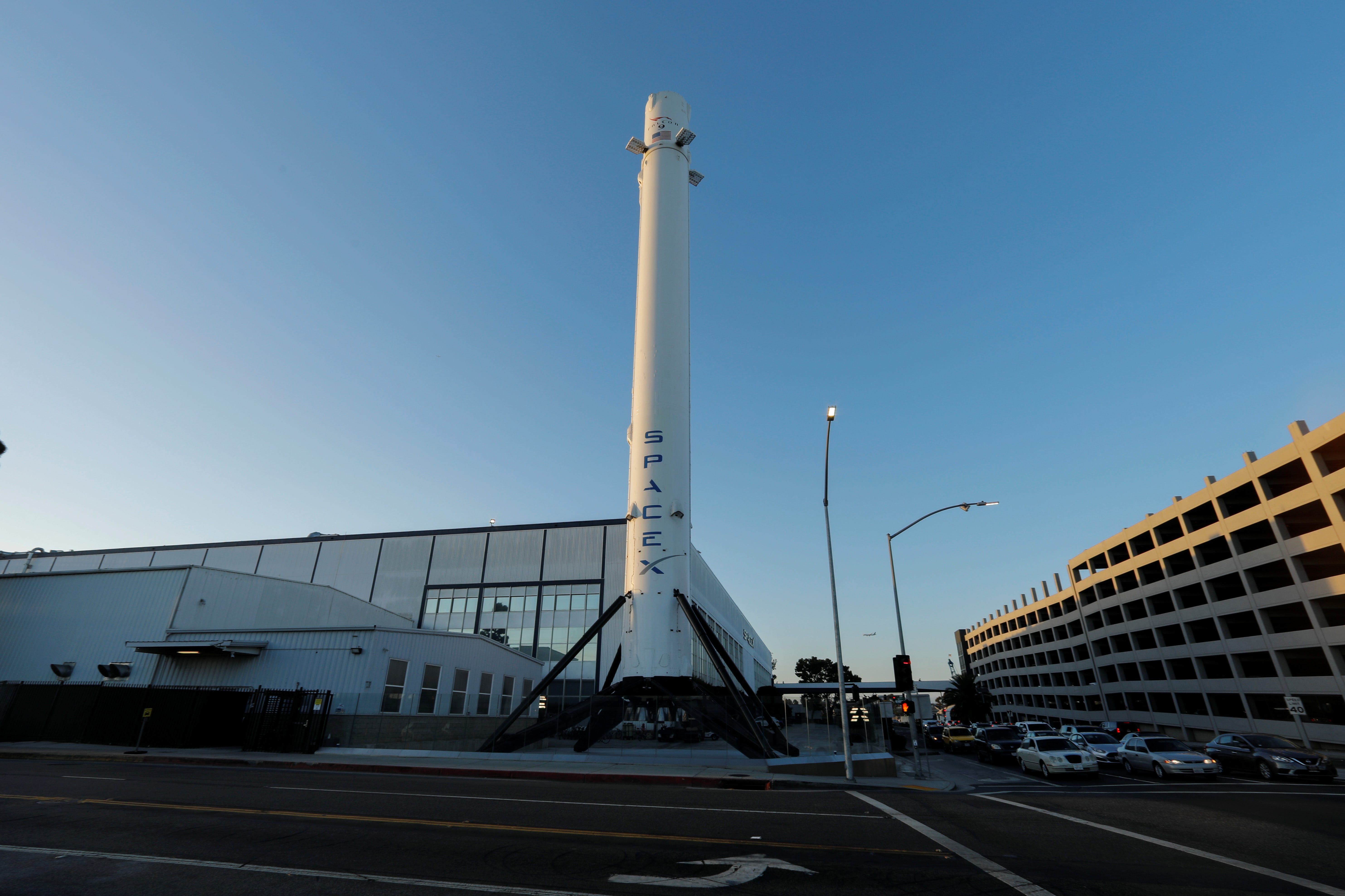 Il quartier generale di SpaceX è mostrato a Hawthorne, in California.