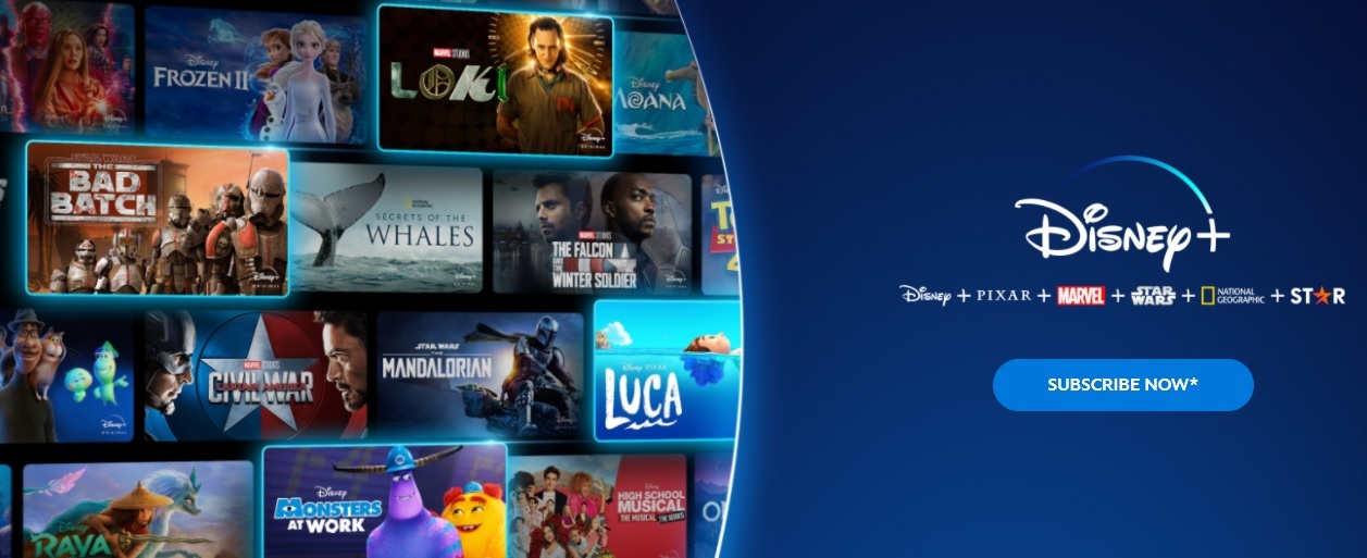 Schermata di promozione dell'abbonamento Disney+ con film come "Frozen II", "Loki" e "The Mandalorian".