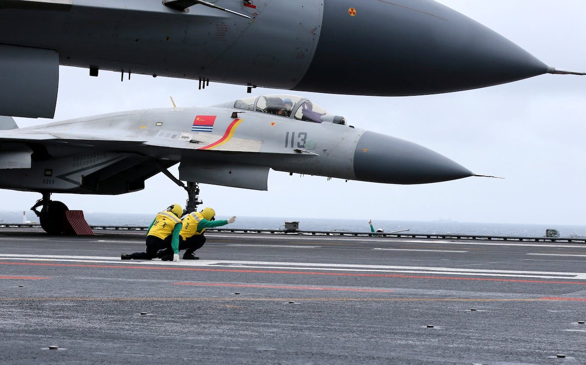 I caccia J-15 della portaerei cinese Liaoning conducono un'esercitazione in un'area del Mar Cinese Meridionale, 2 gennaio 2017.