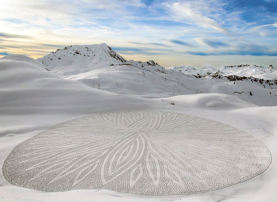 L'uomo cammina tutto il giorno per creare paesaggi sorprendenti e arte sulla neve