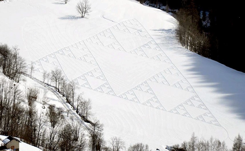 L'uomo cammina tutto il giorno per creare paesaggi sorprendenti e arte sulla neve