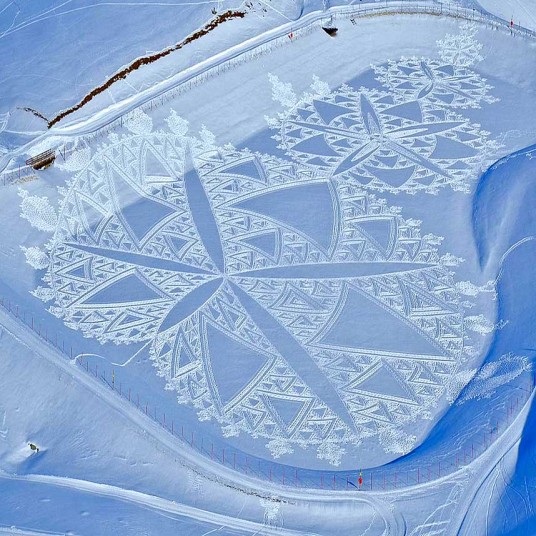 L'uomo cammina tutto il giorno per creare paesaggi sorprendenti e arte sulla neve