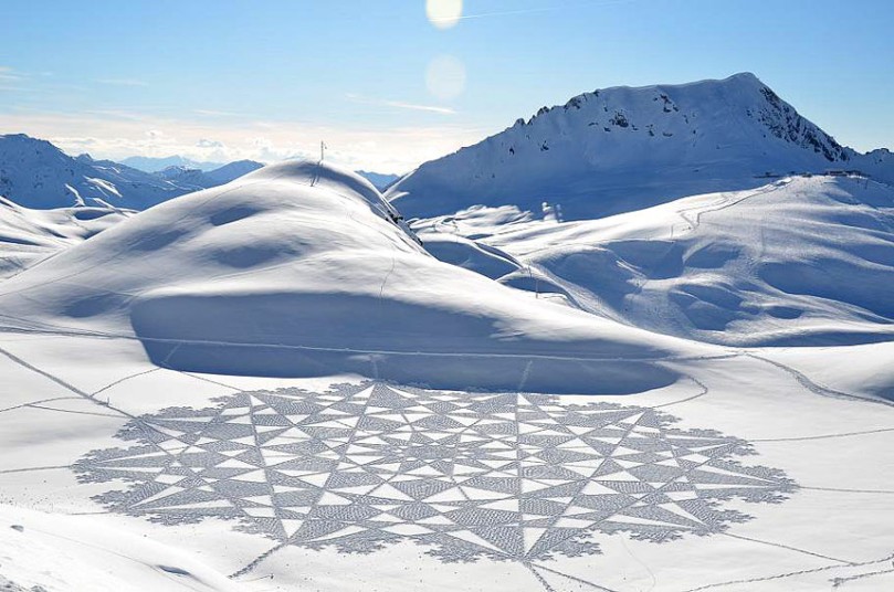 L'uomo cammina tutto il giorno per creare paesaggi sorprendenti e arte sulla neve