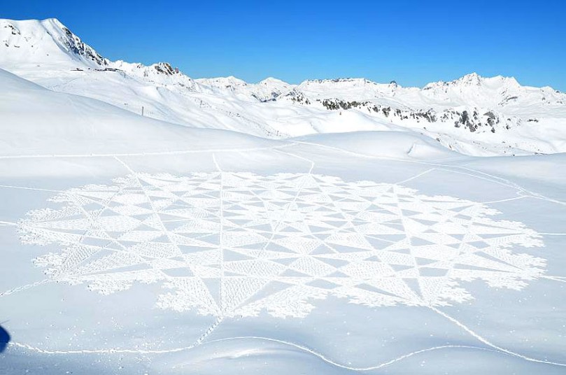 L'uomo cammina tutto il giorno per creare paesaggi sorprendenti e arte sulla neve