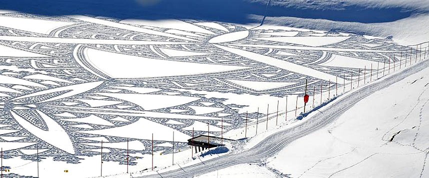 L'uomo cammina tutto il giorno per creare paesaggi sorprendenti e arte sulla neve