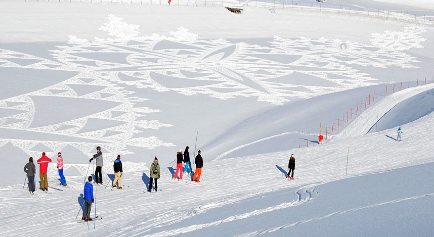 L'uomo cammina tutto il giorno per creare paesaggi sorprendenti e arte sulla neve