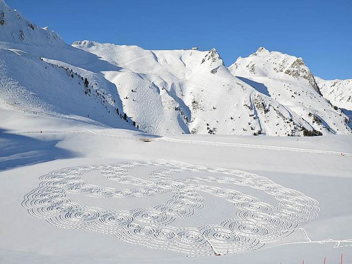 L'uomo cammina tutto il giorno per creare paesaggi sorprendenti e arte sulla neve