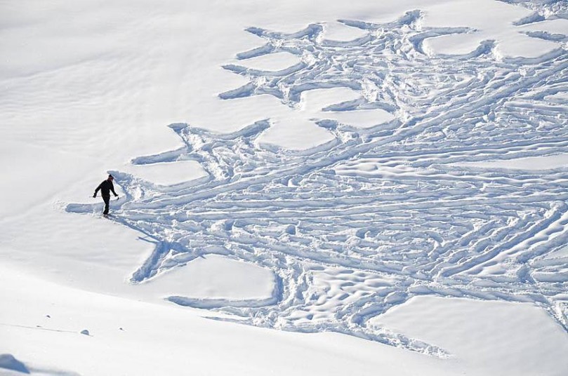 L'uomo cammina tutto il giorno per creare paesaggi sorprendenti e arte sulla neve