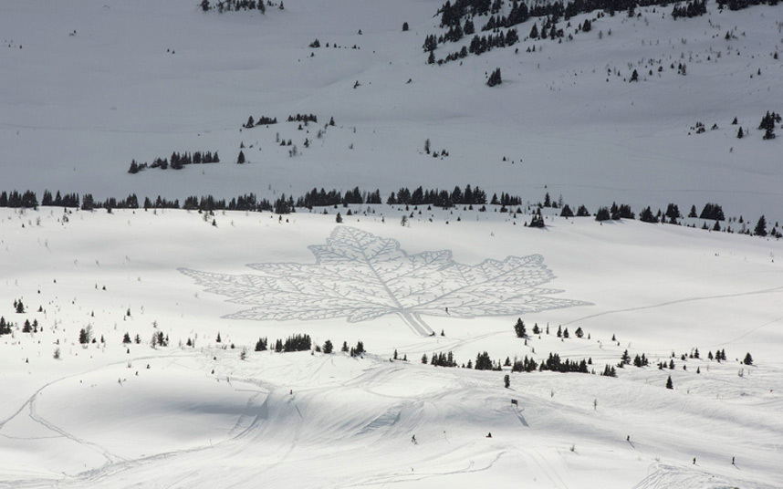 L'uomo cammina tutto il giorno per creare paesaggi sorprendenti e arte sulla neve