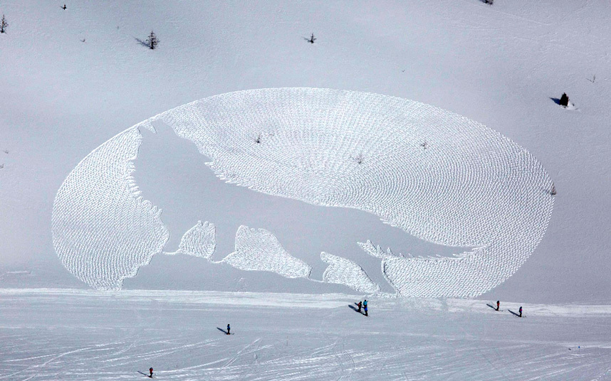 L'uomo cammina tutto il giorno per creare paesaggi sorprendenti e arte sulla neve