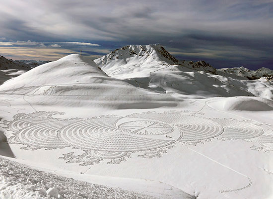 L'uomo cammina tutto il giorno per creare paesaggi sorprendenti e arte sulla neve