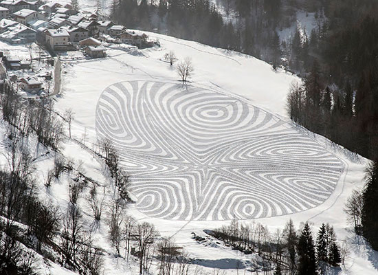 L'uomo cammina tutto il giorno per creare paesaggi sorprendenti e arte sulla neve