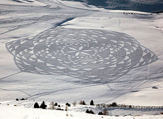 L'uomo cammina tutto il giorno per creare paesaggi sorprendenti e arte sulla neve