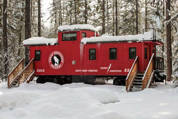 Train Caboose trasformato nella perfetta piccola casa nel bosco