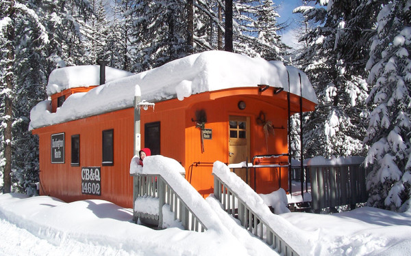 Train Caboose trasformato nella perfetta piccola casa nel bosco