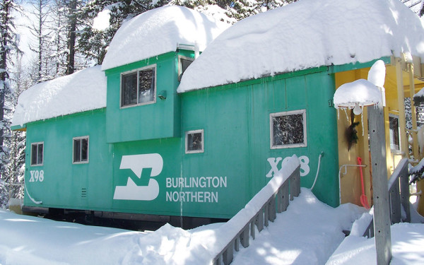 Train Caboose trasformato nella perfetta piccola casa nel bosco