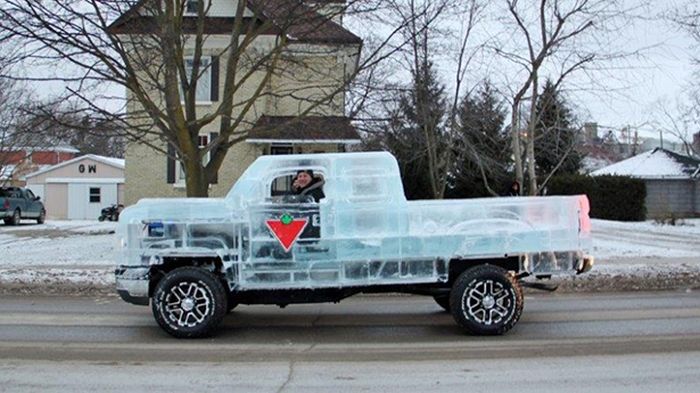 Questo camion guidabile è fatto di 11.000 libbre di ghiaccio perché no?