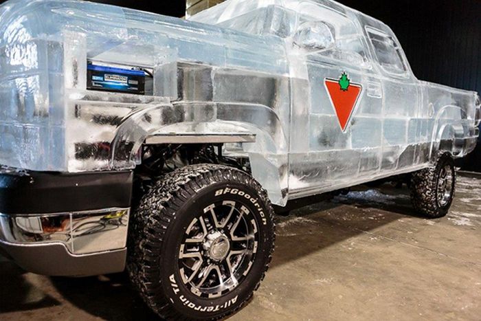 Questo camion guidabile è fatto di 11.000 libbre di ghiaccio perché no?